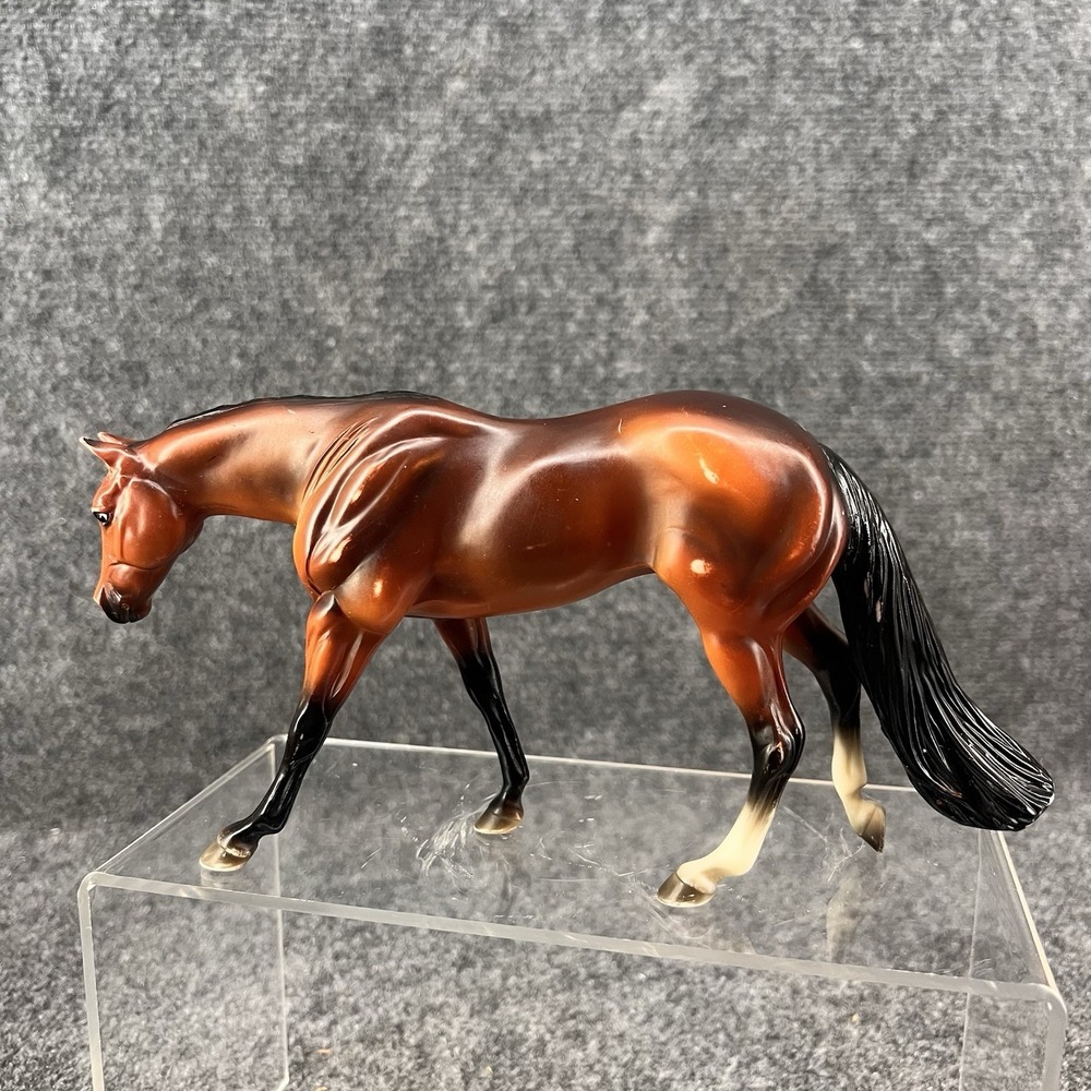 Breyer Walmart Classics AQHA Hollywood Gold Bay American Quarter Horse Mare - Picture 2 of 7